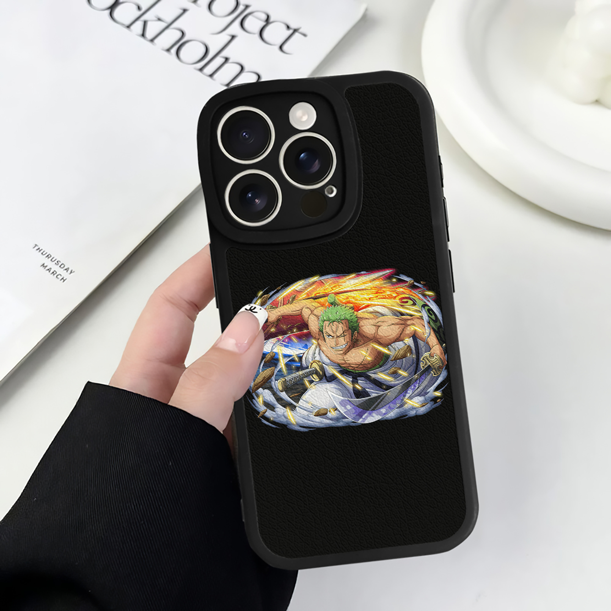 （画像用） ワンピース ロロノア・ゾロ ONE PIECE Roronoa Zoro 【iPhone 16シリーズ対応】シリコンスマホケース（レザー調） 材質：シリコン